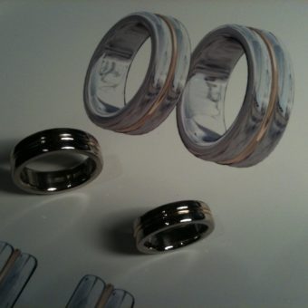 Ringar i vittguld med rand i röttguld