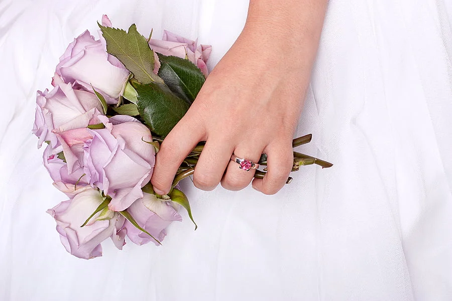 Vigselring i silver med en rosa diamant som gjorts av en guldsmed i stockholm