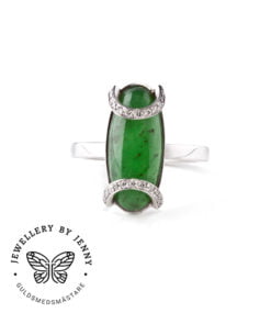 Ring med diamanter och grön ädelsten