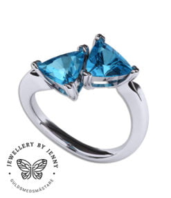 vitguldsring med topaser