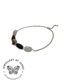 halsband med ädelstenar