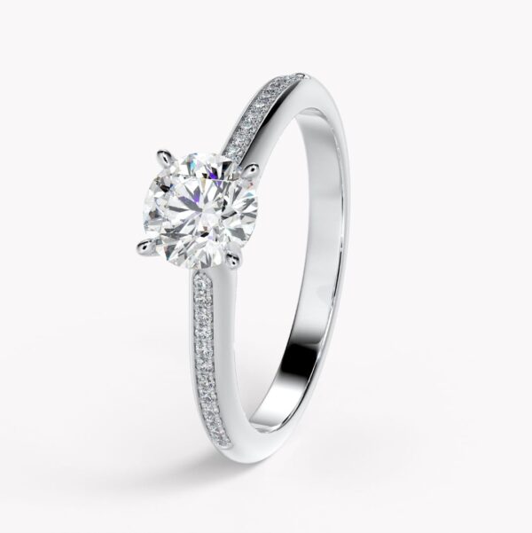 vacker ring i vitguld med briljantslipad diamant