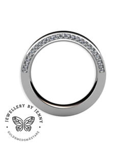 ring med diamanter på sidan