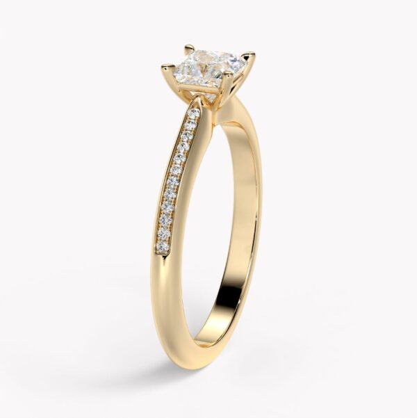 smal ring med prinsesslipad diamant