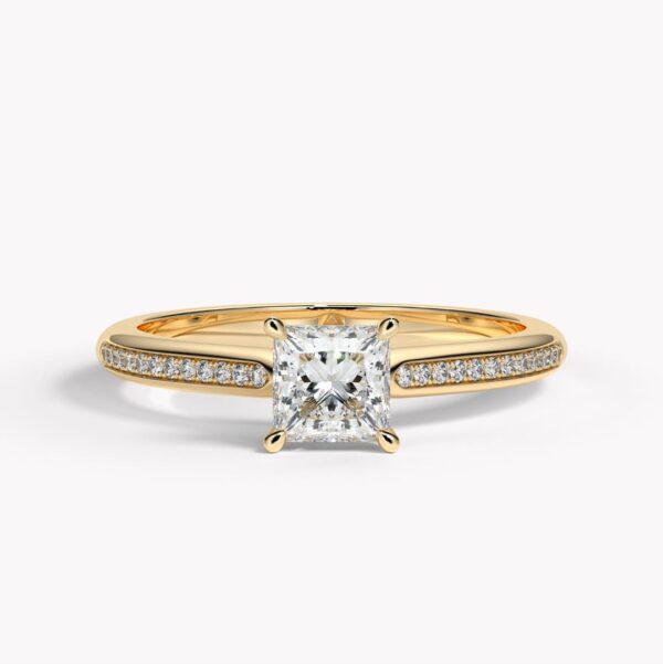 ring med prinsesslipad diamant