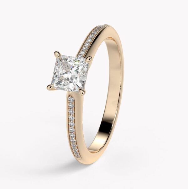 vacker ring med prinsesslipad diamant