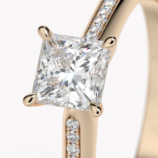 ring med prinsess diamant