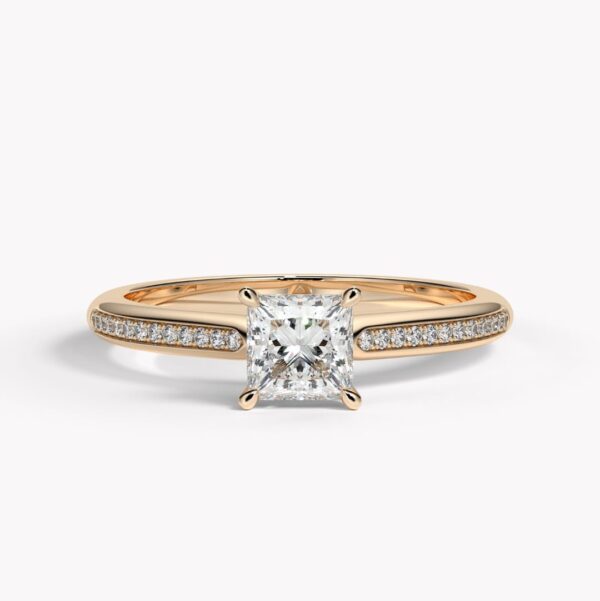 ring i roséguld med prinsesslipad diamant