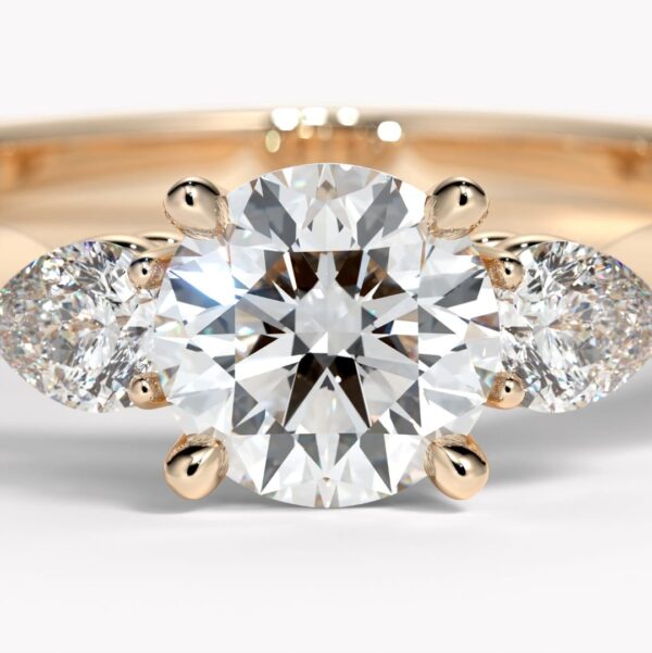 trestensring med briljantslipad diamant och droppslipade diamanter