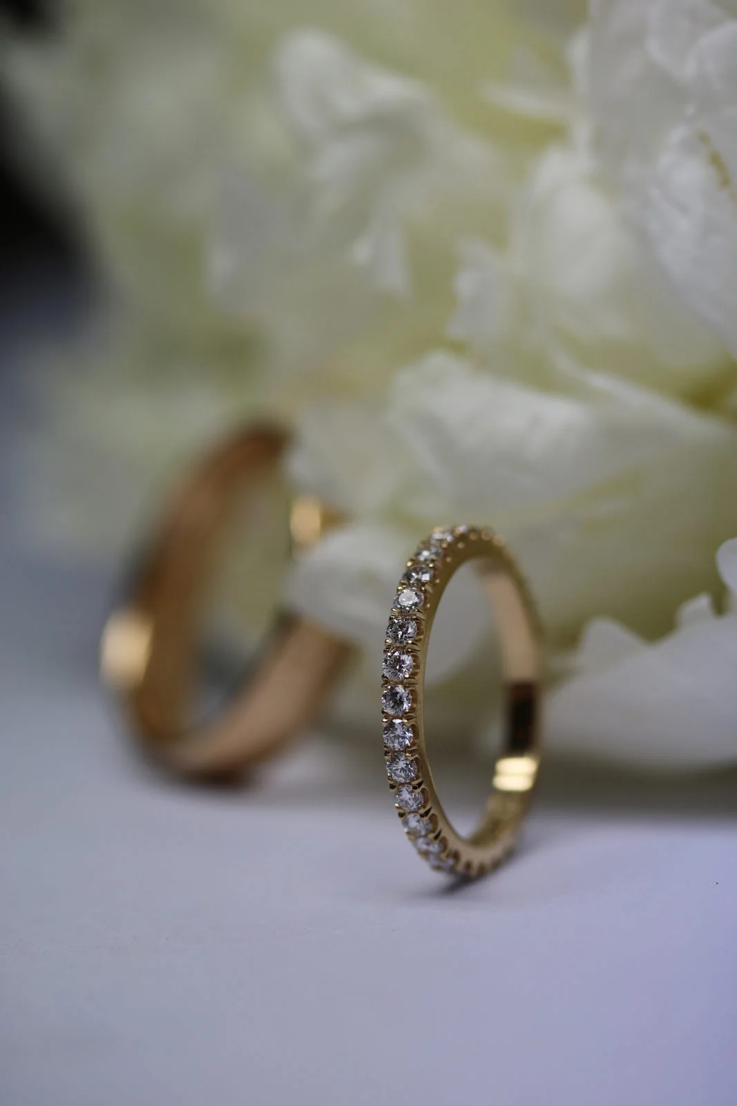 Alliansring i guld med diamanter som gjorts av en guldsmed i stockholm
