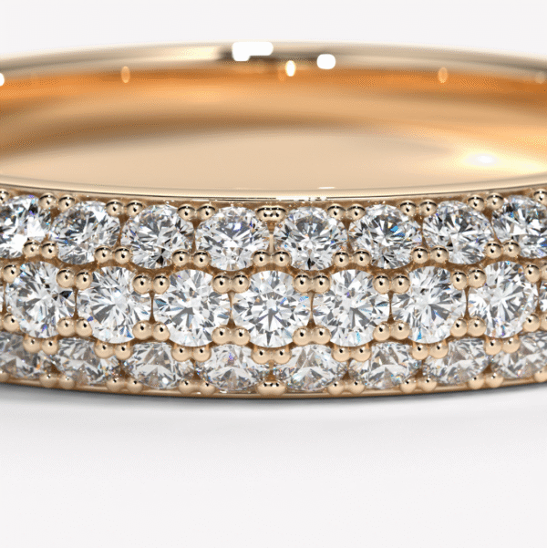 ring med många diamanter