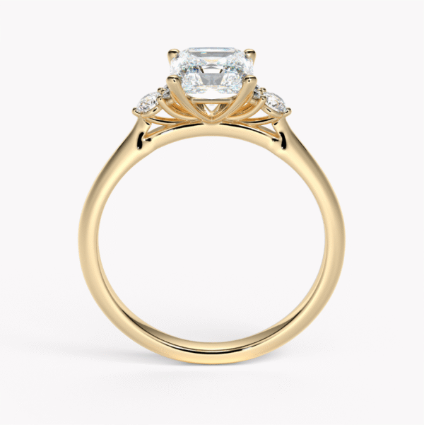 ring med diamanter förlovning