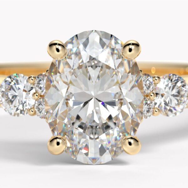 Vacker ring med oval diamant