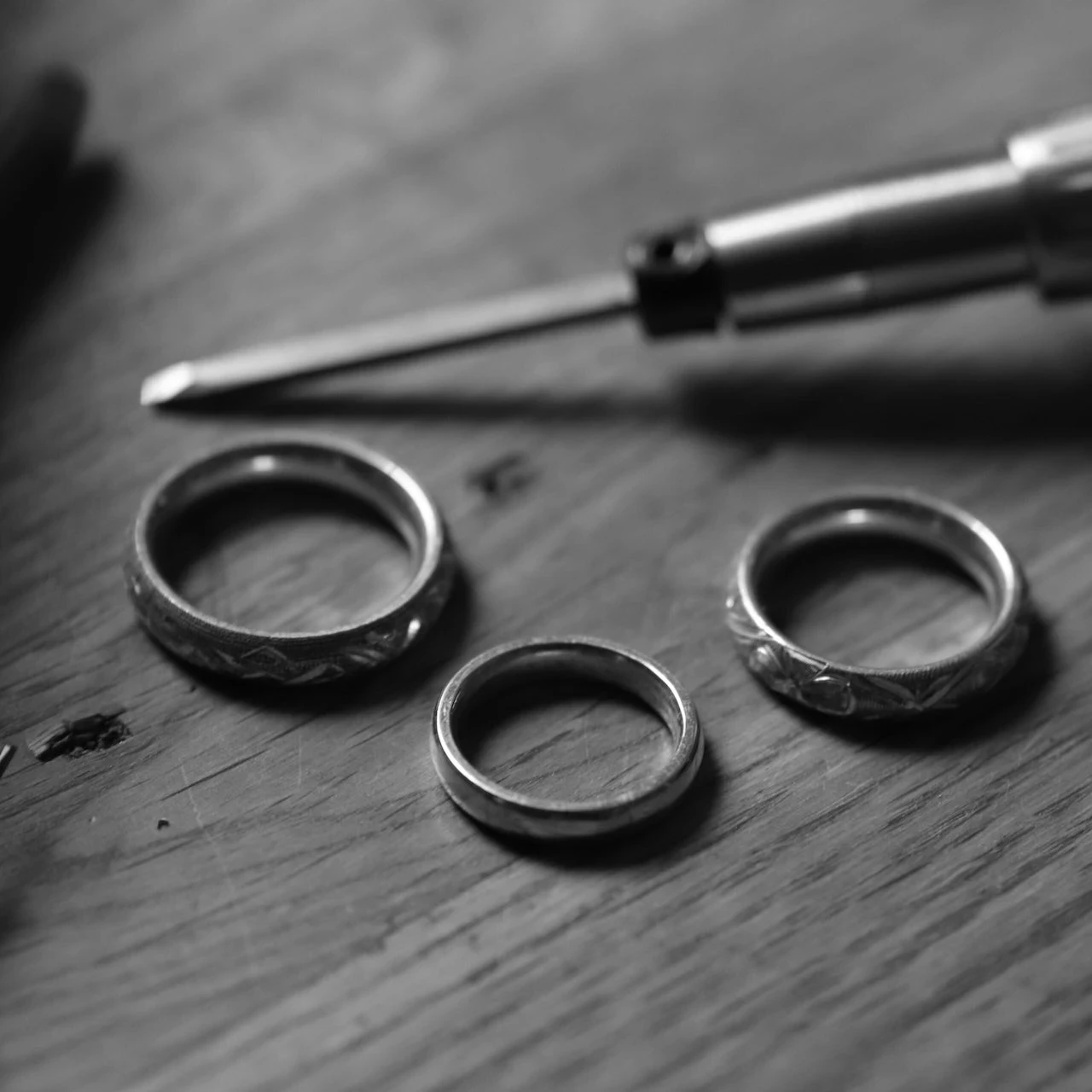 Jewellery by Jenny som utför gravyr på vigselring av tre olika ringar