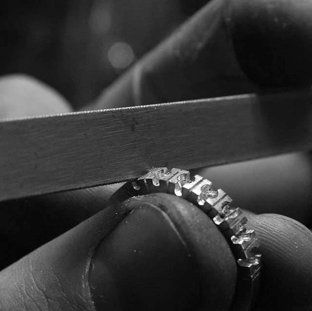 Jewellery by jenny som justerar en ringstorlek på en alliansring