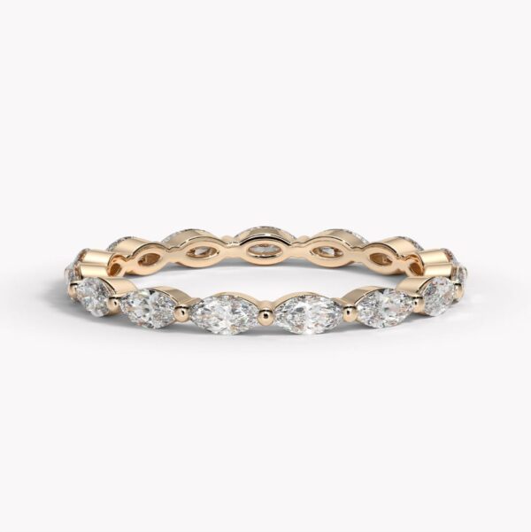 ring med navettslipade diamanter