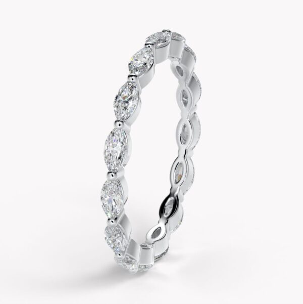 elegant ring i platina med marquiseslipade diamanter