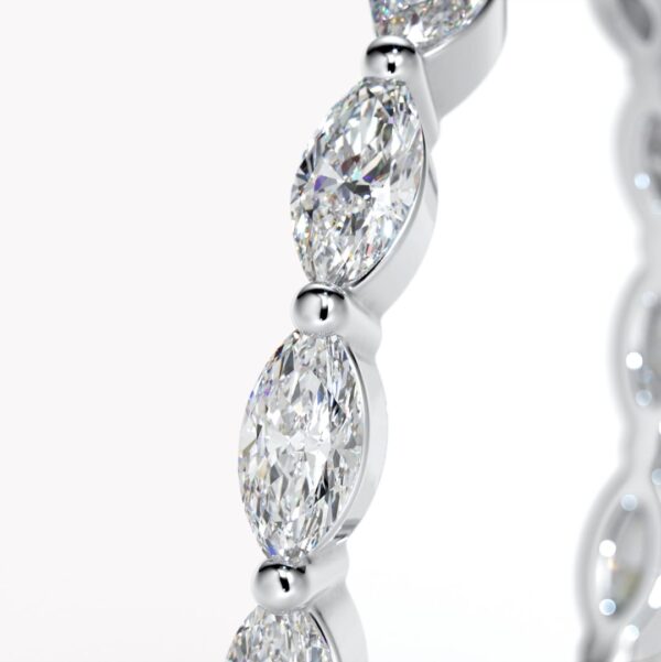 elegant ring i vitguld med marquiseslipade diamanter