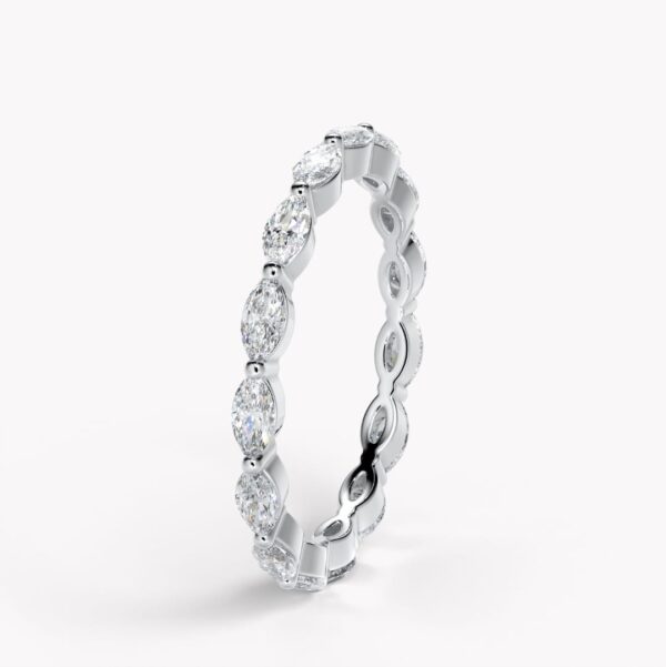 elegant ring i platina med navettslipade diamanter