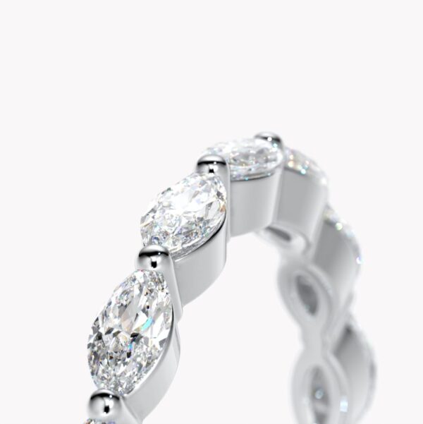 elegant ring i vitguld med navettslipade diamanter